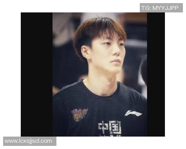 胡明轩:从青涩球员到篮球巨星的成长之路与奋斗故事 胡明轩:从青涩球员到篮球巨星的成长之路与奋斗故事