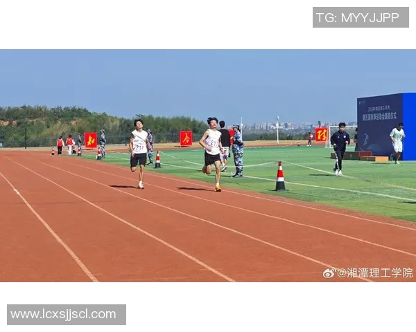 运动男孩与米竞技的较量谁能在赛场上笑到最后