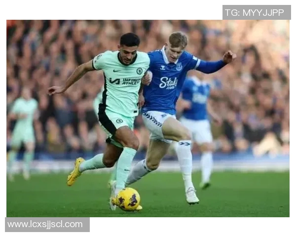 前进鹰与阿青年激战正酣谁能在这场较量中脱颖而出争夺胜利