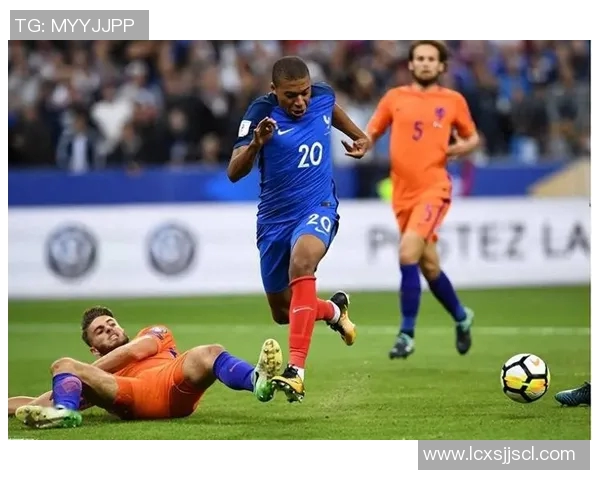 法国U19青年队迎战爱尔兰队争夺欧洲足球锦标赛资格赛胜利